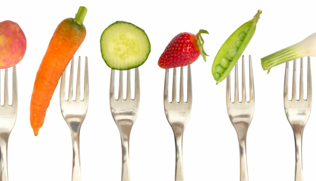 蔬菜和水果的集合餐叉，饮食概念