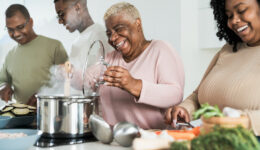 快乐的非裔美国家庭遵循健康的节日食品安全提示